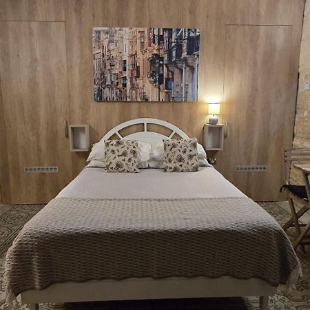 Servants' Quarters Studio Apartment Валетта Экстерьер фото