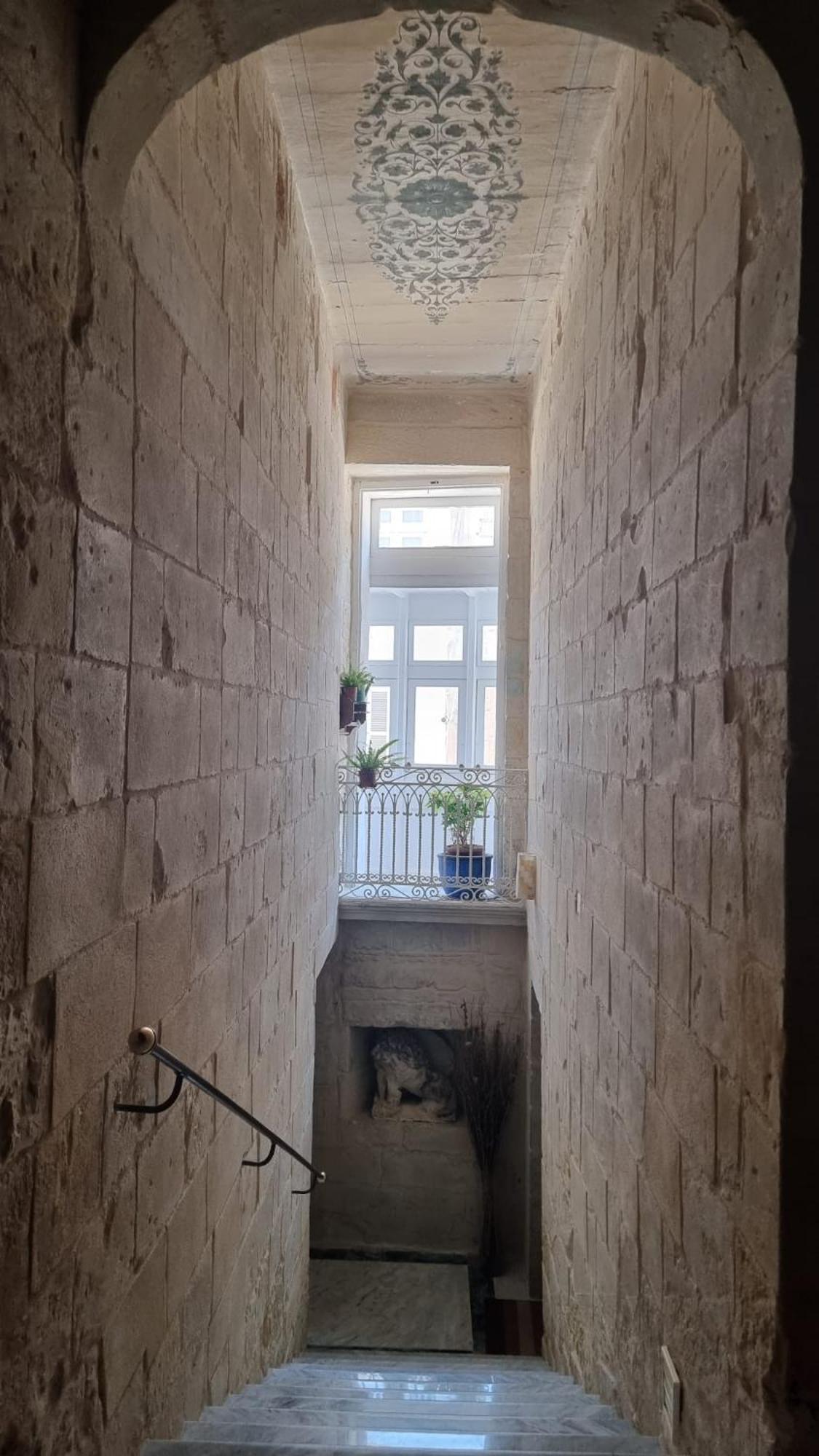 Servants' Quarters Studio Apartment Валетта Экстерьер фото