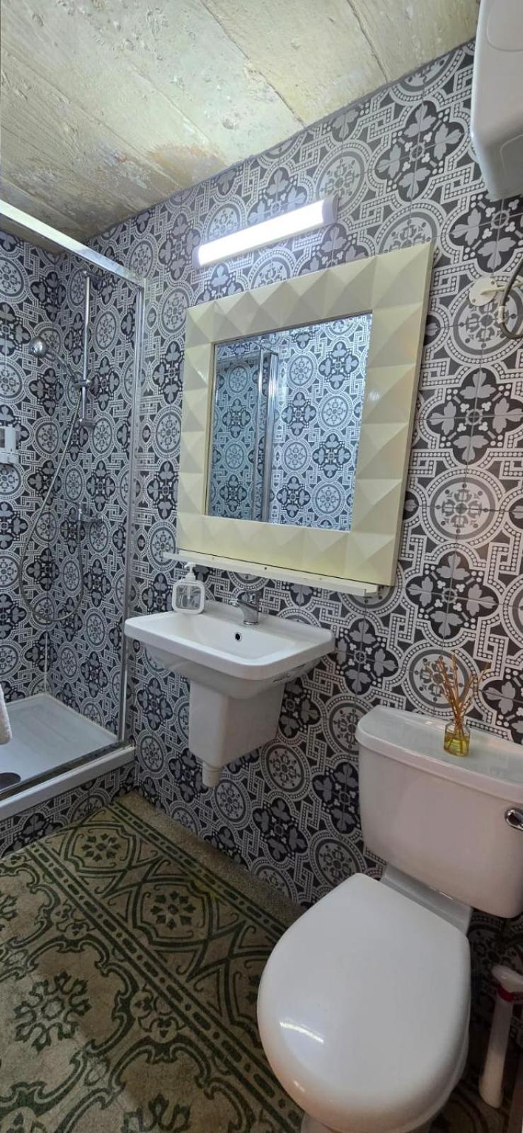 Servants' Quarters Studio Apartment Валетта Экстерьер фото